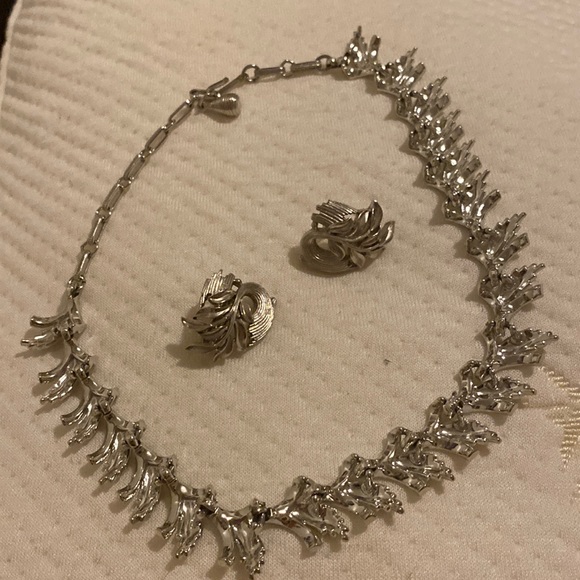 Coro necklace, Trifari earrings PM 1768 - Picture 1 of 7
